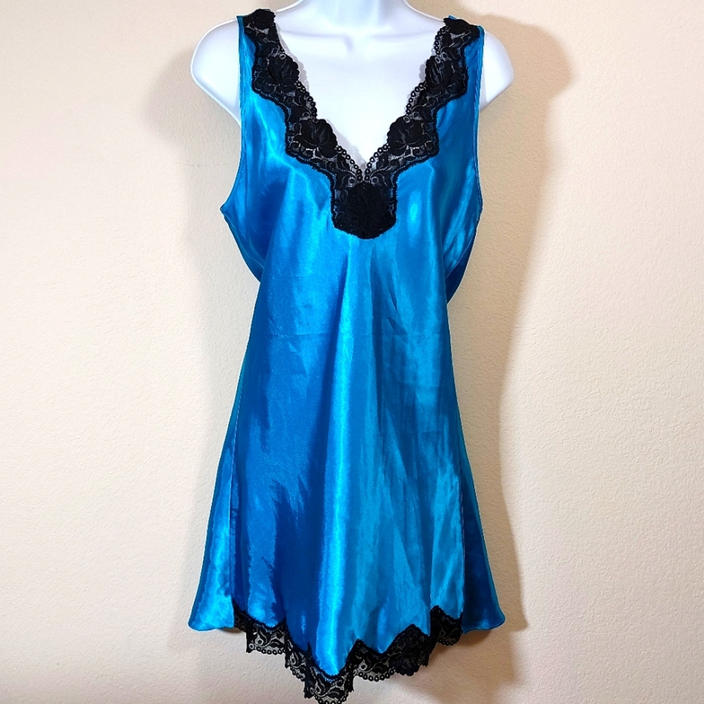 Inner Most Royal with Black Lace  Accents Vneck Lingerie, size Small